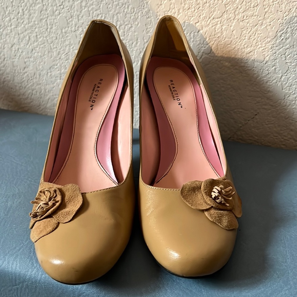 Kenneth Cole Reaction Pumps made with real leather and in excellent condition.